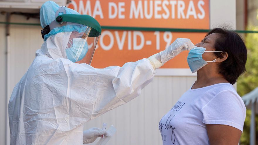 La incidencia del coronavirus en Canarias crece hasta los 423 casos y se suman dos muertes más este sábado