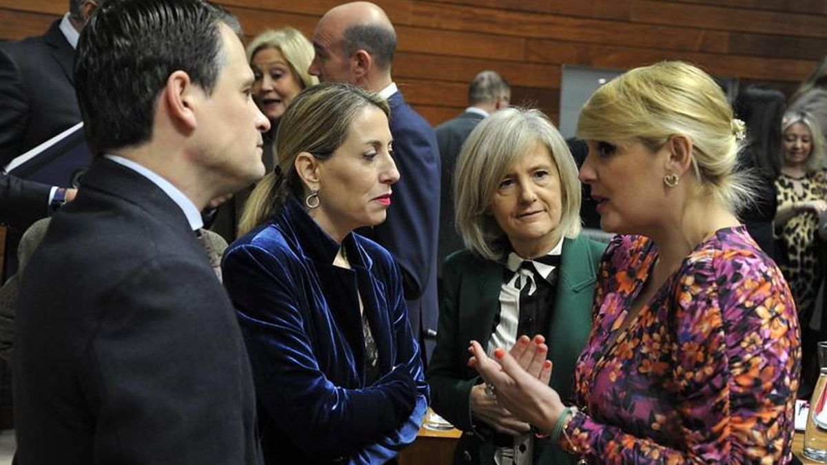 Elena Manzano, consejera Hacienda Junta de Extremadura (derecha) conversando antes del pleno con otros miembros del Gobierno regional como Abel Bautista, la presidenta Guardiola y Victoria Bazaga