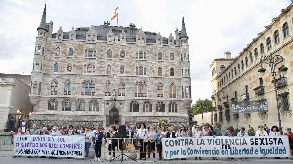 La Plataforma Contra la Violencia Machista de León convoca un nuevo 'Lunes sin sol' frente a Botines