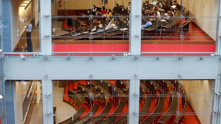 Alumnos y profesores piden cambios en el máster obligatorio de Secundaria: "Acabó con mis ganas de ser docente"