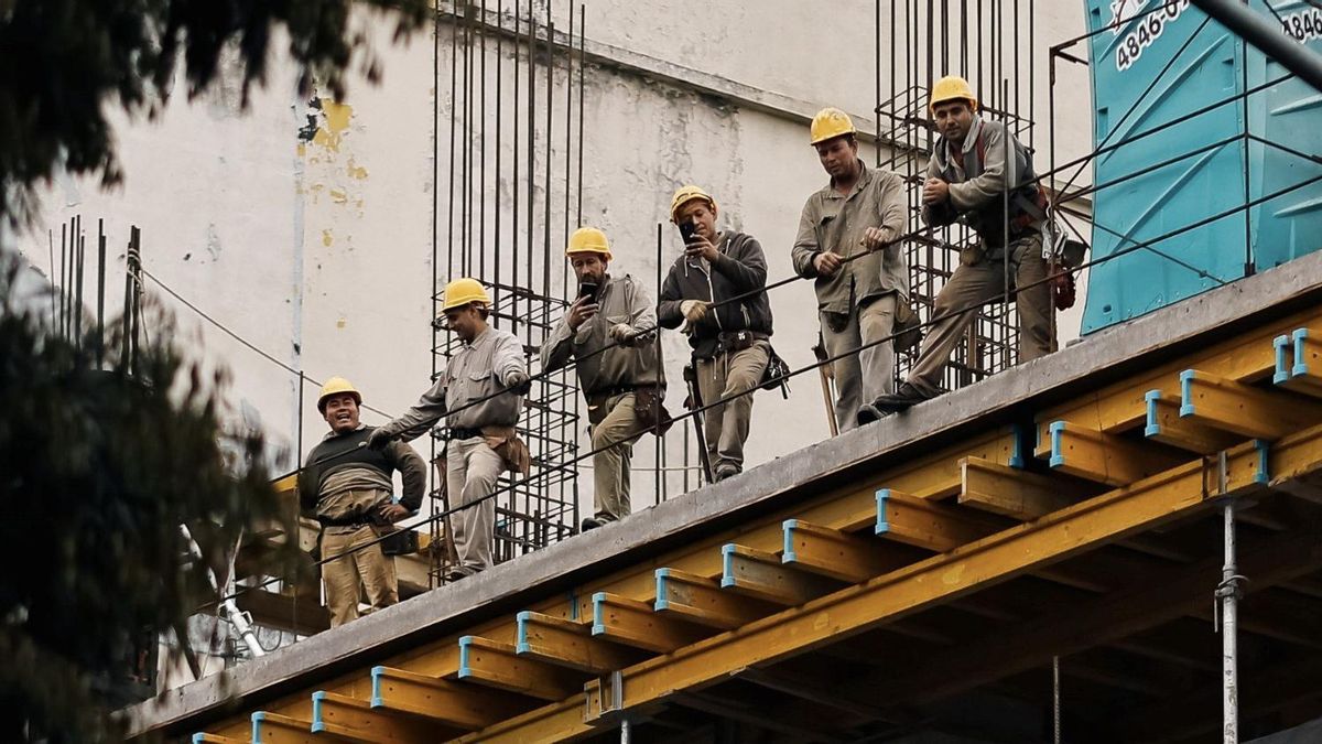 Flexibilización para despedir, recorte de horas extras y vacaciones: qué implica la reforma laboral de Milei