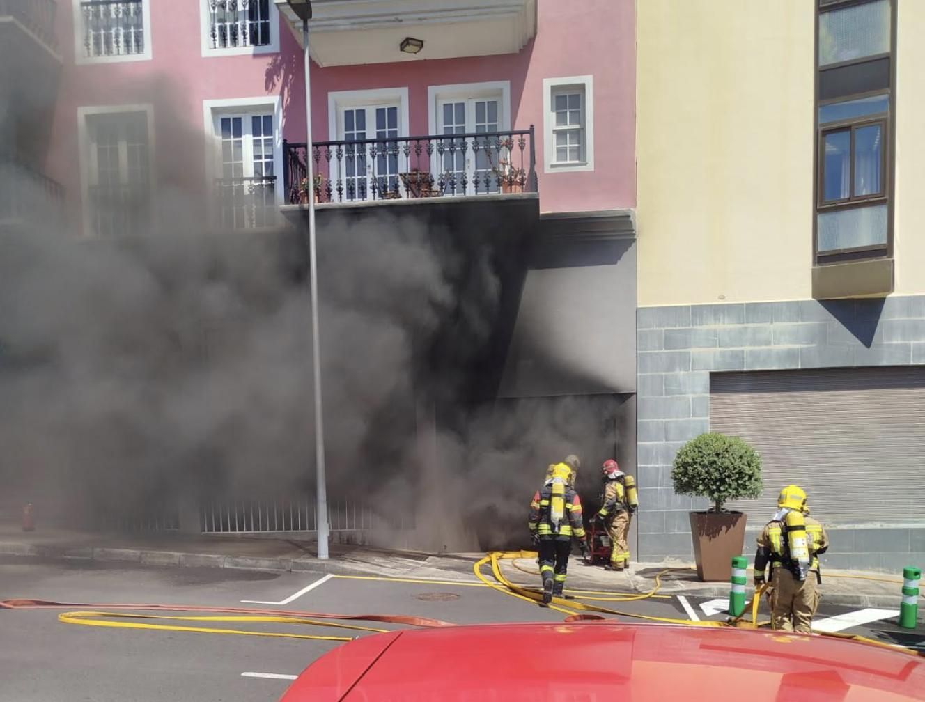 Bomberos La Palma en las labores de extinción del incendio en el garaje de   un edificio en San Andrés y Sauces.