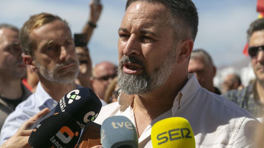 Abascal carga contra Clavijo en su visita a Lanzarote y azuza el fantasma de la "invasión migratoria"
