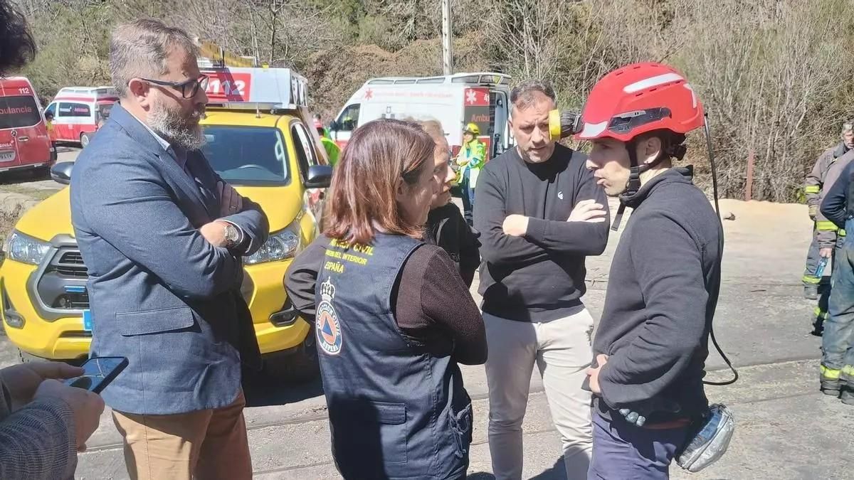 La entonces consejera de Transición Ecológica, Industria y Comercio, Belarmina Díaz, segunda por la izquierda, junto a la delegada del Gobierno, Adriana Lastra, el día del accidente en la mina de Zarréu.