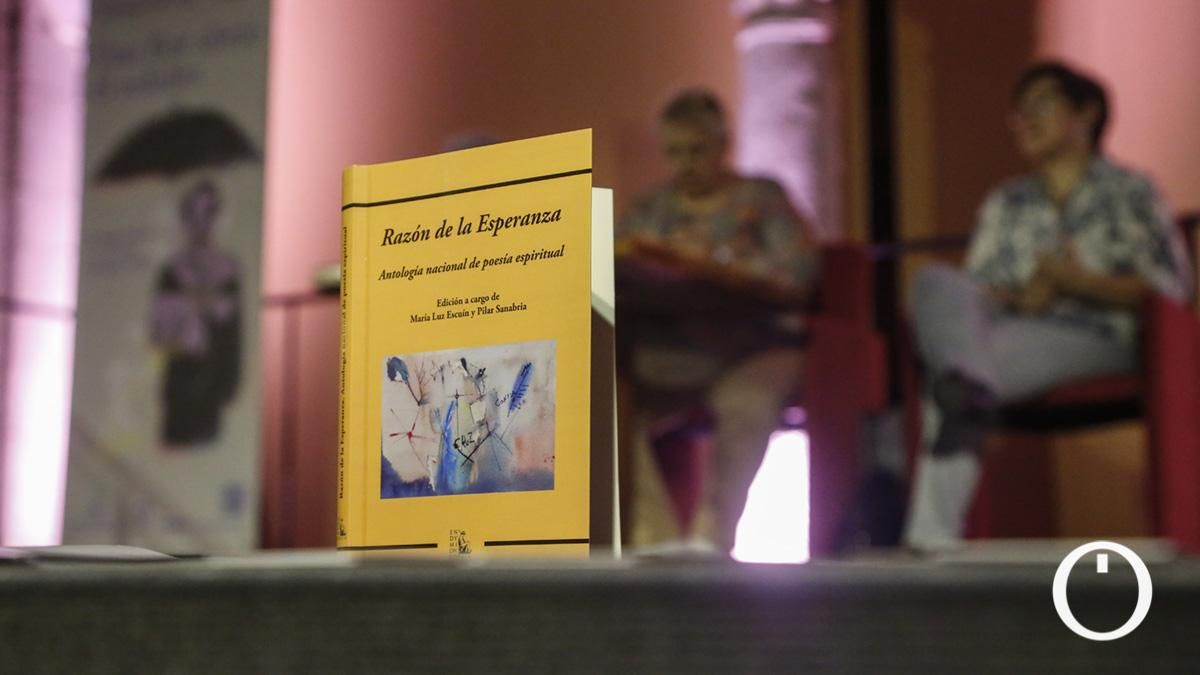 El Patio de los Naranjos de la Mezquita se llena de versos