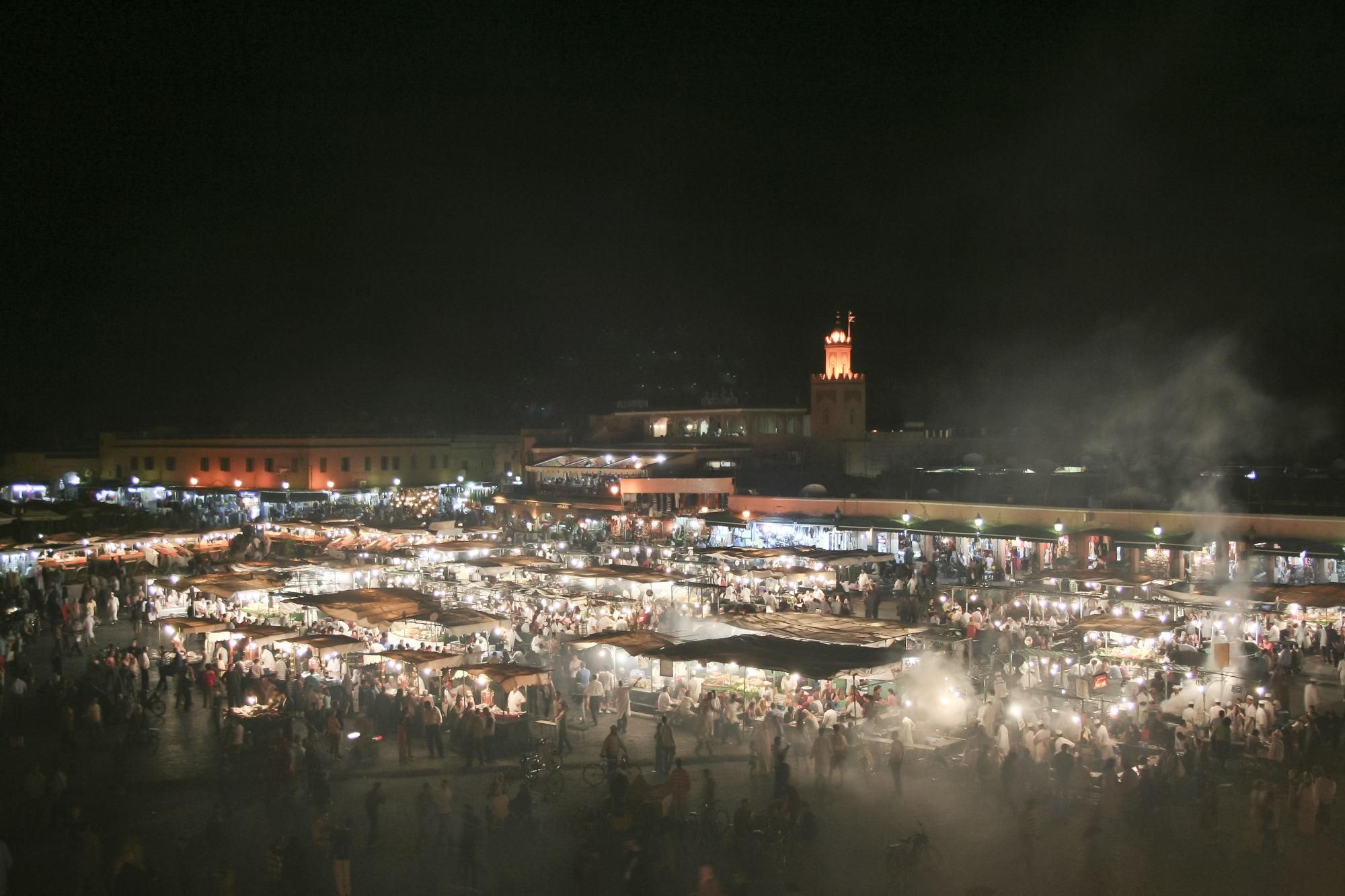 Jemaa El Fna se convierte por las noches en un bullicioso restaurante al aire libre.
