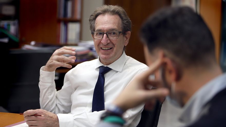 El conseller Miguel Mínguez durante la entrevista.