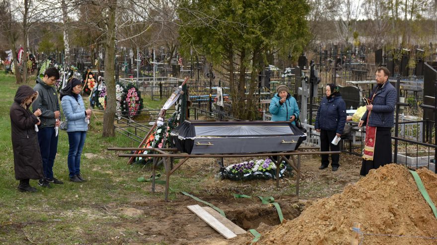 Entierro de una de las víctimas de la matanza de civiles en Bucha. EFE/EPA/OLEG PETRASYUK
