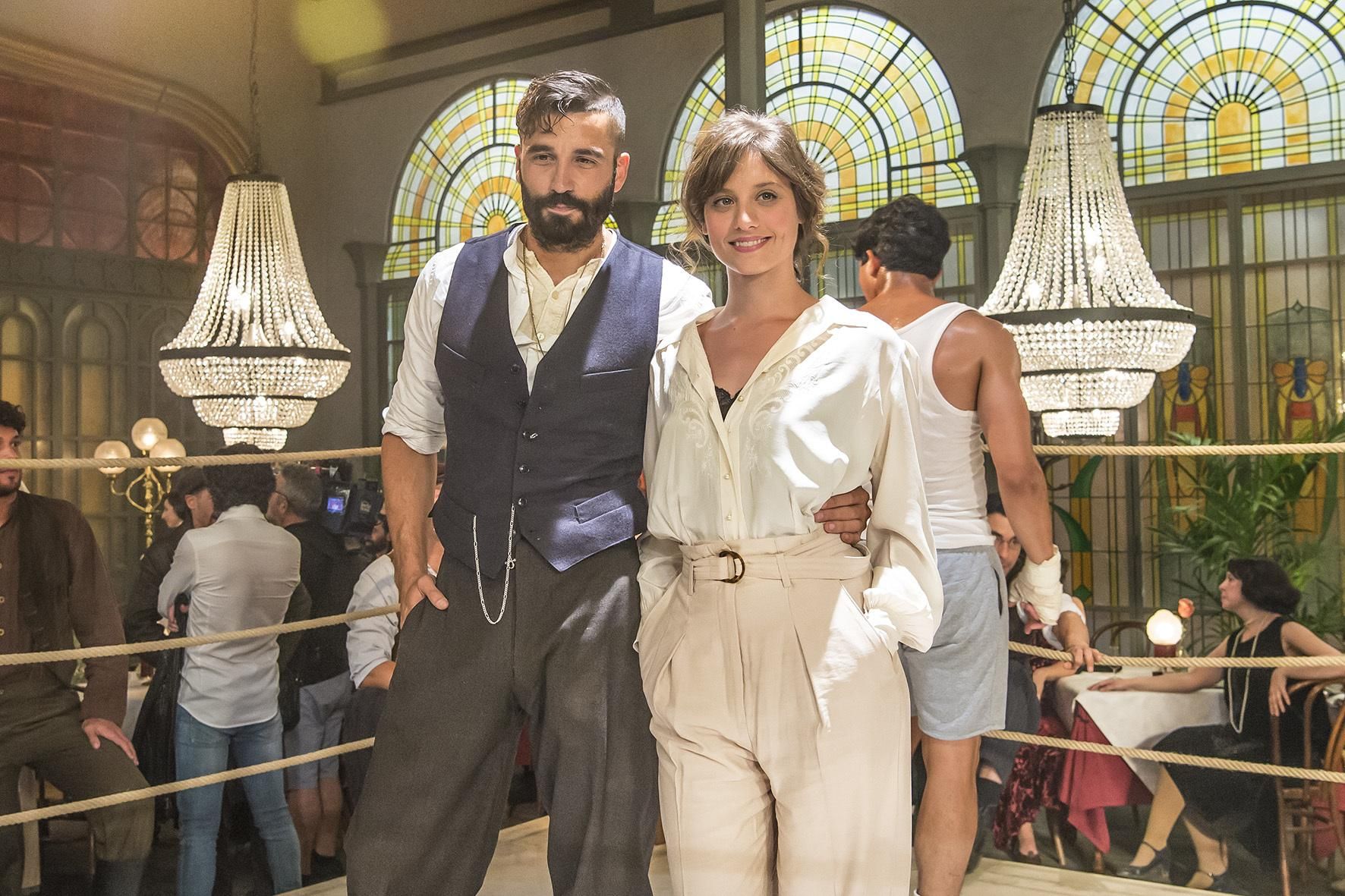 Visita al rodaje de El continental, la nueva serie de Álex García y Michelle Jenner en TVE