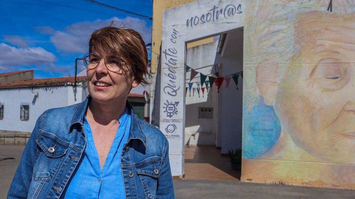 Cristina Iglesias, la presidenta de la Asociación Amigos de Pescueza, en la puerta del centro asistencial