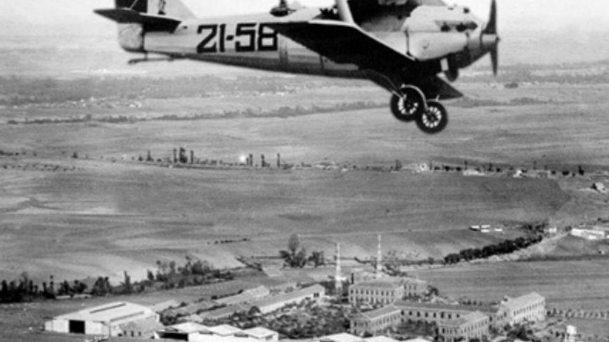 Instalaciones del Aeródromo Militar de la Virgen del Camino en los años 30, vuela un Breguet XIX. Foto: Fototeca Municipal de León